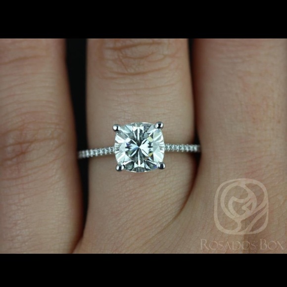 14kt White Gold Cathedral Style Eng. Ring, Size 7. - Picture 2 of 4